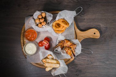 Bira nuggets peynir halkaları ve kızarmış tavuk budu şeklinde çerez