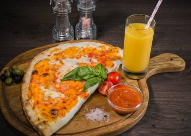 Pizza baharat ve taze meyve suyu ile ahşap bir yüzeye