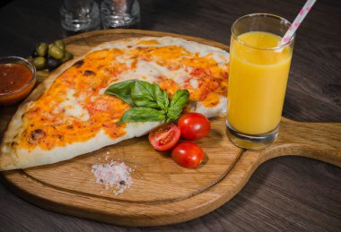 Pizza baharat ve taze meyve suyu ile ahşap bir yüzeye