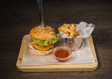 Burger patates kızartması ve domates sosu bir ahşap stand