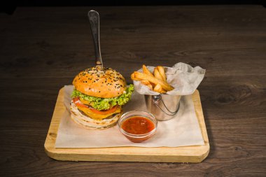 Burger patates kızartması ve domates sosu bir ahşap stand