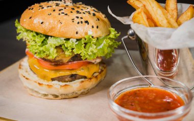 Burger patates kızartması ve domates sosu bir ahşap stand