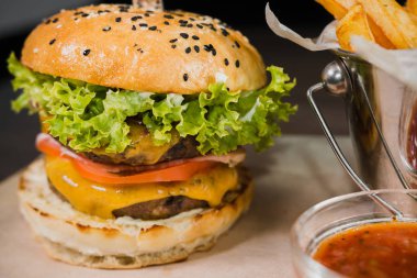 Burger patates kızartması ve domates sosu bir ahşap stand