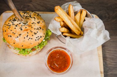 Burger patates kızartması ve domates sosu bir ahşap stand