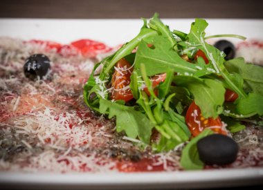 Peynir ve limon ile beyaz tabakta sosis dilimli