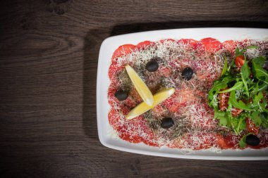 Peynir ve limon ile beyaz tabakta sosis dilimli