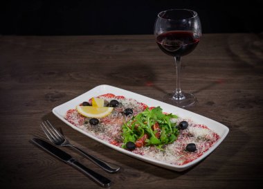 Peynir ve limon ile beyaz tabakta sosis dilimli