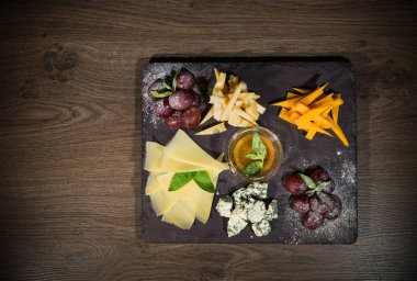 Bal ve üzüm taş zemin üzerine peynir karışımı