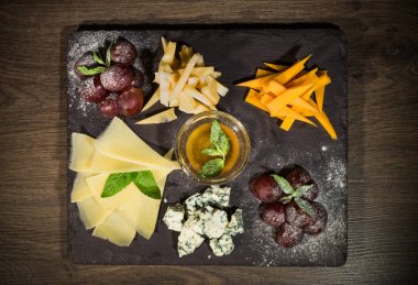 Bal ve üzüm taş zemin üzerine peynir karışımı