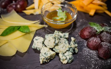 Bal ve üzüm taş zemin üzerine peynir karışımı
