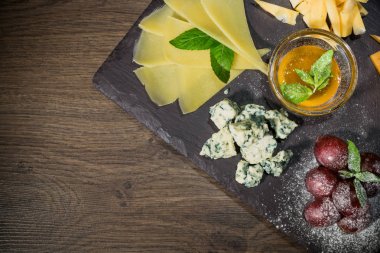 Bal ve üzüm taş zemin üzerine peynir karışımı