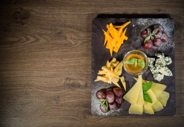 Bal ve üzüm taş zemin üzerine peynir karışımı