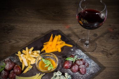 Bal ve üzüm taş zemin üzerine peynir karışımı