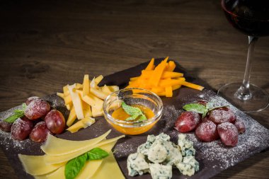 Bal ve üzüm taş zemin üzerine peynir karışımı