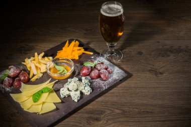 Bal ve üzüm taş zemin üzerine peynir karışımı