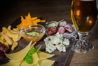 Bal ve üzüm taş zemin üzerine peynir karışımı