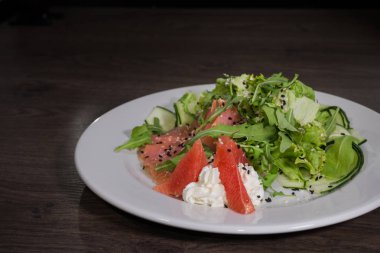 Bir tabakta sebze ve greyfurt alabalık et