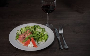 Bir tabakta sebze ve greyfurt alabalık et