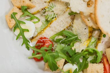 Sezar salatası ahşap arka plan üzerinde beyaz bir tabak içinde