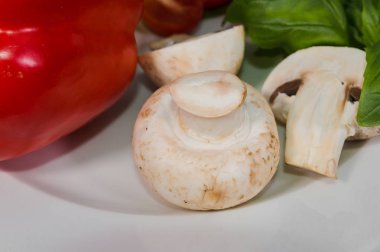 Maydanoz, limon, karabiber, bir plaka üzerinde petrol