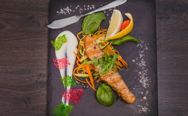 Limon Yeşiller ve sos tuz ile taş somon biftek