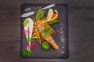 Limon Yeşiller ve sos tuz ile taş somon biftek