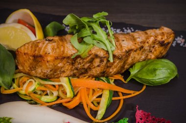 Limon Yeşiller ve sos tuz ile taş somon biftek