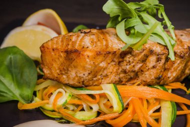 Limon Yeşiller ve sos tuz ile taş somon biftek