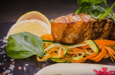 Limon Yeşiller ve sos tuz ile taş somon biftek