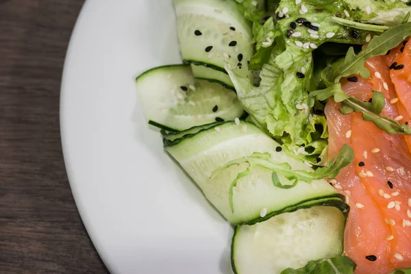 Bir tabakta sebze ve greyfurt alabalık et