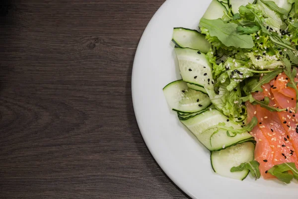 Bir tabakta sebze ve greyfurt alabalık et