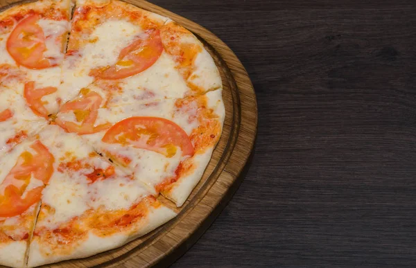 Pedaço quente de pizza com queijo derretido em uma mesa de madeira rústica — Fotografia de Stock