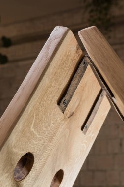 Loft tarzında ahşap şarap için stand