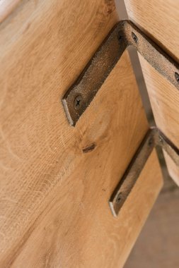 Loft tarzında ahşap şarap için stand