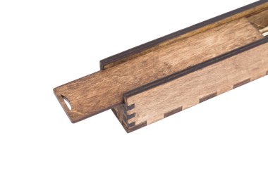 Beyaz arka planda el yapımı tükenmez kalem için orijinal tahta kutu.