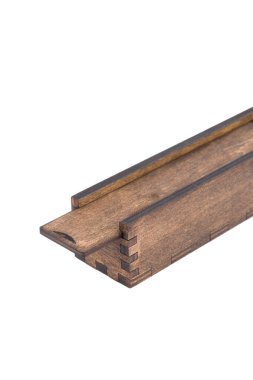 Beyaz arka planda el yapımı tükenmez kalem için orijinal tahta kutu.