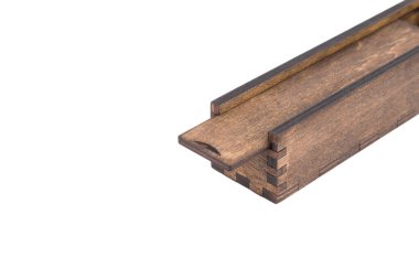 Beyaz arka planda el yapımı tükenmez kalem için orijinal tahta kutu.