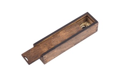 Beyaz arka planda el yapımı tükenmez kalem için orijinal tahta kutu.