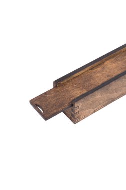 Beyaz arka planda el yapımı tükenmez kalem için orijinal tahta kutu.