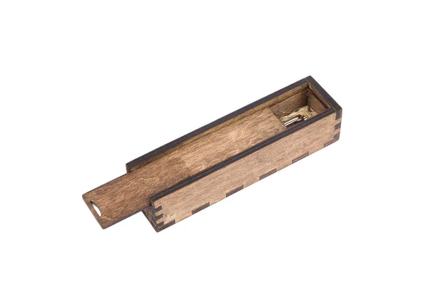 Originele houten doos voor handgemaakte balpen op een witte achtergrond. — Stockfoto