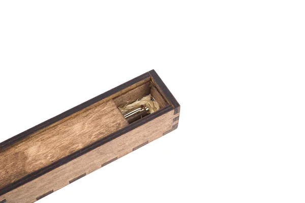 Piękne drewniane pudełko z długopisem wewnątrz na białym tle. — Zdjęcie stockowe