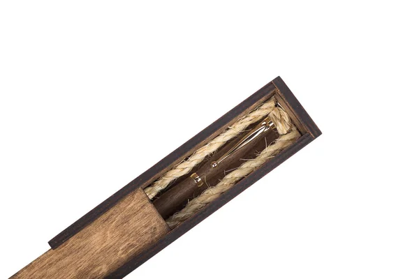 Bella scatola di legno con penna a sfera all'interno su sfondo bianco . — Foto Stock