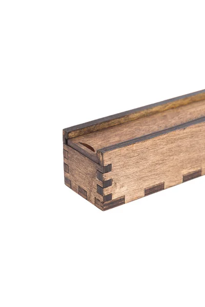Oryginalne drewniane pudełko na ręcznie robiony długopis na białym tle. — Zdjęcie stockowe