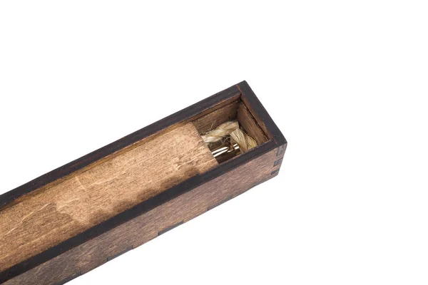 하얀 배경에 볼펜이 들어 있는 아름다운 나무 상자. — 스톡 사진