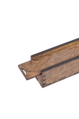 Beyaz arka planda el yapımı tükenmez kalem için orijinal tahta kutu.