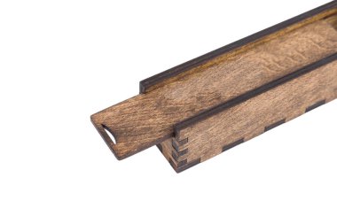 Beyaz arka planda el yapımı tükenmez kalem için orijinal tahta kutu.