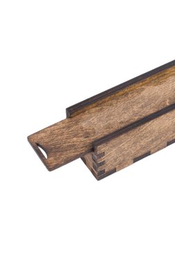 Beyaz arka planda el yapımı tükenmez kalem için orijinal tahta kutu.