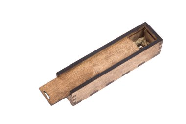 Beyaz arka planda el yapımı tükenmez kalem için orijinal tahta kutu.