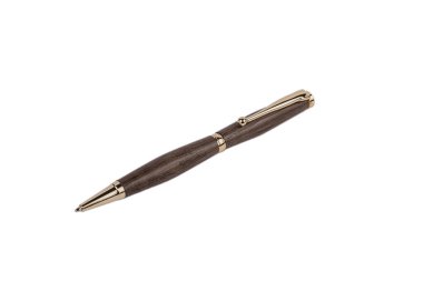 Beyaz arka planda zarif tahta tükenmez kalem..