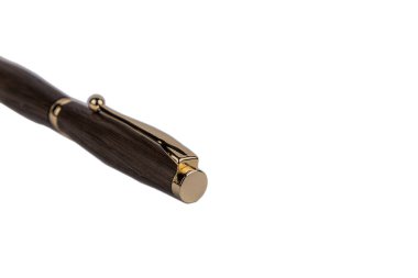 Beyaz arka planda zarif tahta tükenmez kalem..